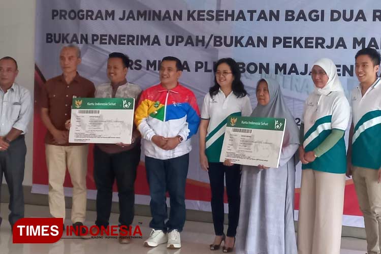 PJ Bupati Majalengka, Dedi Supandi bersama jajaran RS Mitra Plumbon Majalengka. (FOTO: Hendri Firmansyah/TIMES Indonesia)