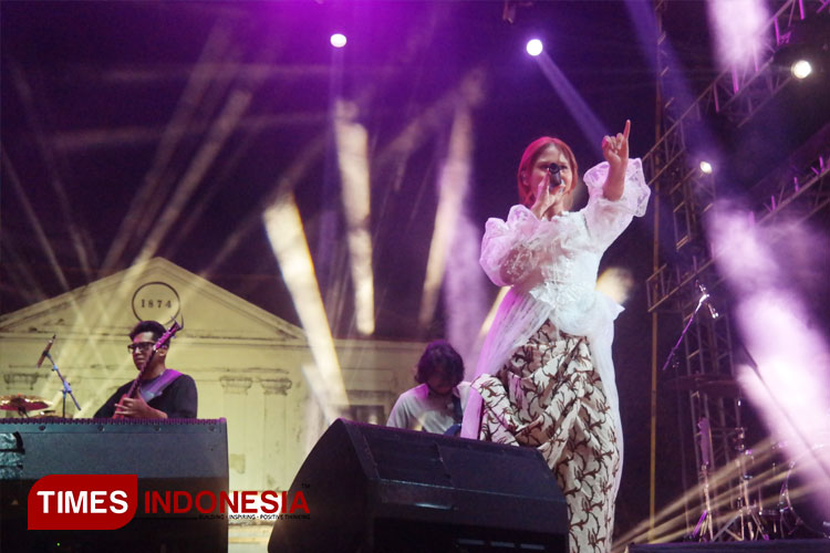 Penampilan Nadin Amizah Konser Dua Generasi di Pamedan Mangkunegaran.(FOTO: Anugrah Dany/TIMES Indonesia)