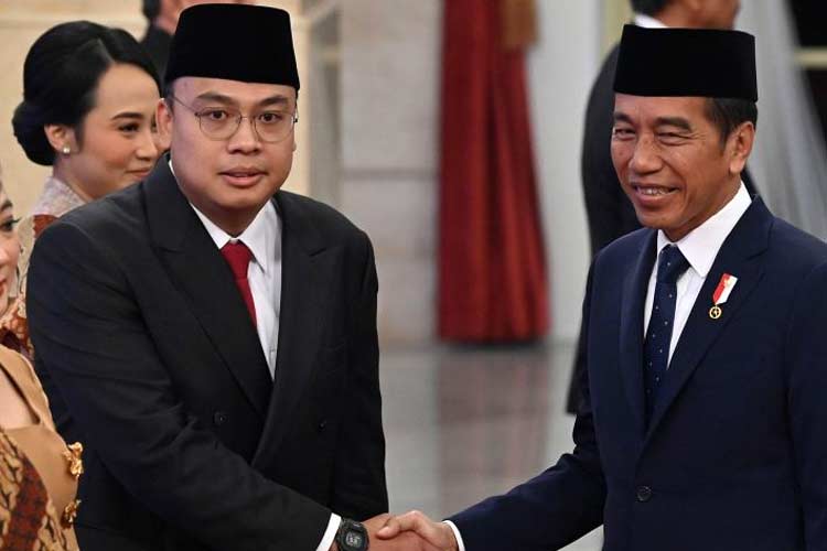 Presiden RI Joko Widodo berjabat tangan dengan Wamen Kominfo Angga Raka Prabowo (kiri) usai pelantikan di Istana Negara, Jakarta, Senin (19/8/2024). (FOTO: Antara Foto/Sigid Kurniawan)