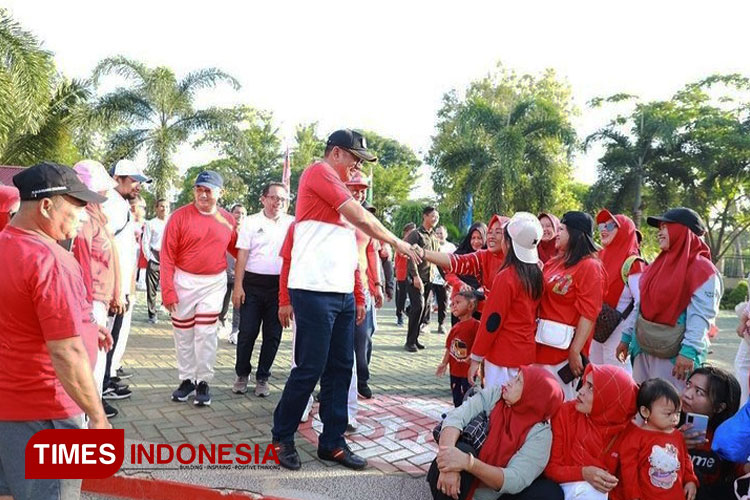 Wali Kota Bontang, Basri Rase Saat menyapa warga Bontang Kuala di Taman Bontang Kuala. (FOTO: Prokopim Bontang for TIMES Indonesia)