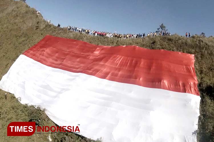 Bendera raksasa yang dibentangkan di puncak lereng Gunung Andong, pada peringatan HUT Ke -79 RI tahun ini. (FOTO: Hermanto/ TIMES Indonesia)