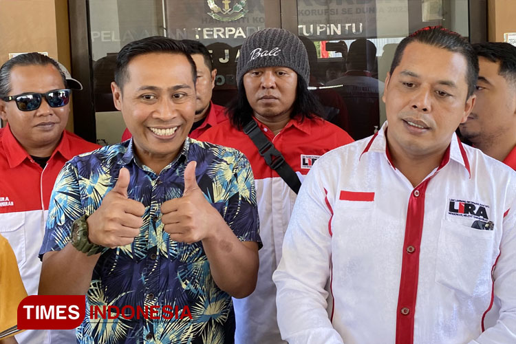 Dari kanan, Samsuddin, Ketua LSM LIRA Jatim, dan Imade Deady Permana Putra, Kasi Intal Kejari Kabupaten Probolinggo. (FOTO: Abdul Jalil/TIMES Indonesia)