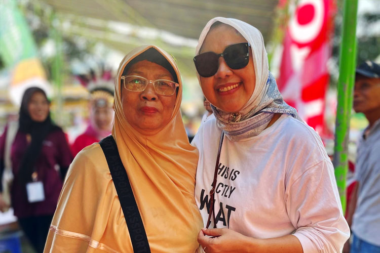 Calon Bupati Lombok Barat, Nurhidayah (Kanan) bersama Bu Hesti seorang guru yang pernah mengajarnya di SMPN 1 Gunungsari. (FOTO: Dok. Pribadi Nurhidayah)