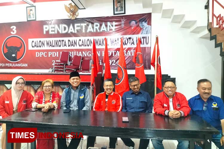 Pengurus Nasdem saat berkunjung ke kantor DPC PDIP Kota Batu, Senin (19/8/2024) malam. (Muhammad Dhani Rahman/TIMES Indonesia)
