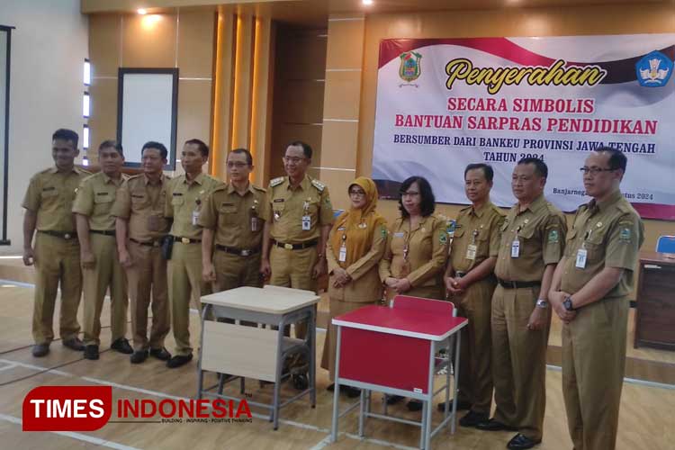 Pj Bupati Banjarnegara Muhammad Masrofi saat menyerahkan bantuan sarpras pendidikan secara simbolis dan launching Simudik. (FOTO: Muchlas Hamidi/TIMES Indonesia)