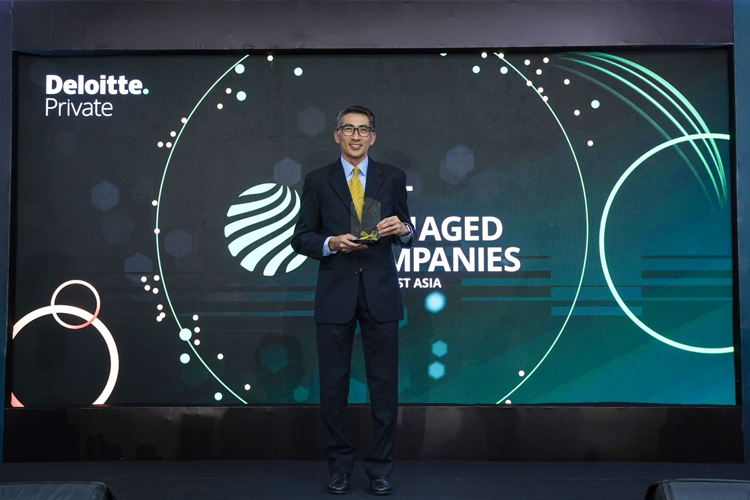 Sidharta P. Oetama selaku CEO Kino Indonesia saat menerima penghargaan ‘Indonesia Best Managed Companies for 2024’ yang diselenggarakan oleh Deloitte Private. (Foto: Dok.Kino)
