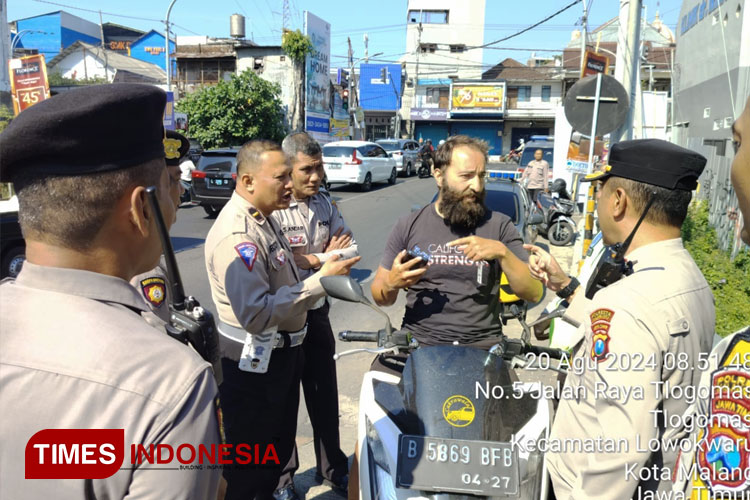 Pihak kepolisian saat berkomunikasi dengan WNA pemilik motor misterius di Jembatan Tunggulmas Malang. (FOTO: Dok. Polsek Lowokwaru/TIMES Indonesia)