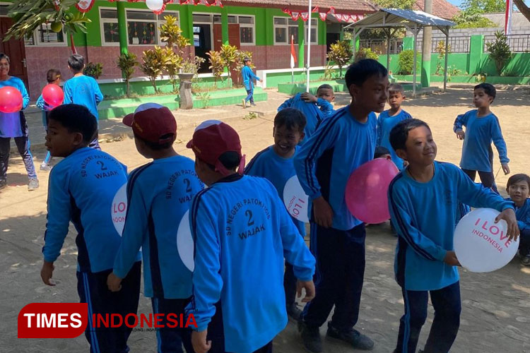 Mahasiswa KSM-T Unisma Malang bersama siswa-siswi SDN 2 Patokpicis mengadakan lomba memeriahkan HUT ke-79 RI. (FOTO: AJP TIMES Indonesia)