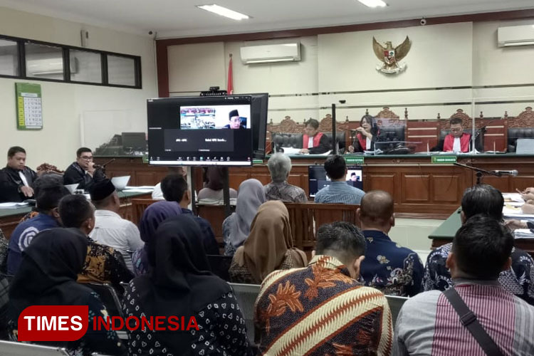 Ahmad Muhdlor atau Gus Muhdlor Bupati Sidoarjo non aktif saat menjadi saksi secara virtual sidang lanjutan dipengadilan Tipikor Surabaya. (Foto: Rudi Mulya/ TIMES Indonesia)