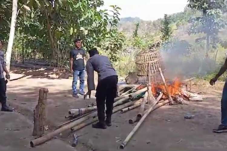Tim Polsek Pesanggaran membakar BB dan arena judi sabung Ayam di Kampung Templek, Dusun Silirbaru, Desa Sumberagung, Kecamatan Pesanggaran. (Foto: Humas Polresta Banyuwangi For TIMES Indonesia)