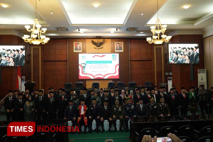 Sebanyak 50 anggota DPRD Jombang usai dilantik di Gedung DPRD Jombang, Rabu (21/8/2024). (FOTO: Rohmadi/TIMES Indonesia)