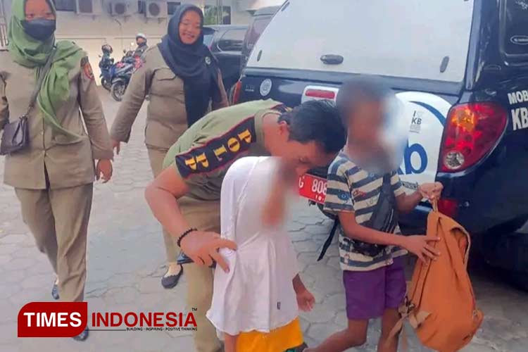 Petugas satpol PP membawa anak-anak yang ditemukan sedang mengamen untuk dibawa ke Dinsos Pemalang. (Foto: Ragil/TIMES Indonesia)