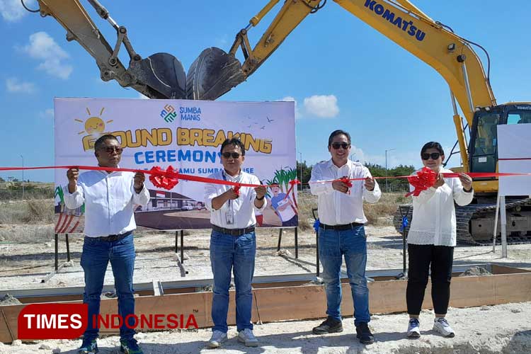 Peletakan batu pertama secara simbolis yang ditandai dengan pengguntingan pita oleh Chairman PT MSM Robert Halim didampingi Managing Director PT MSM Budi Hediana.(FOTO: Habibudin/TIMES Indonesia)