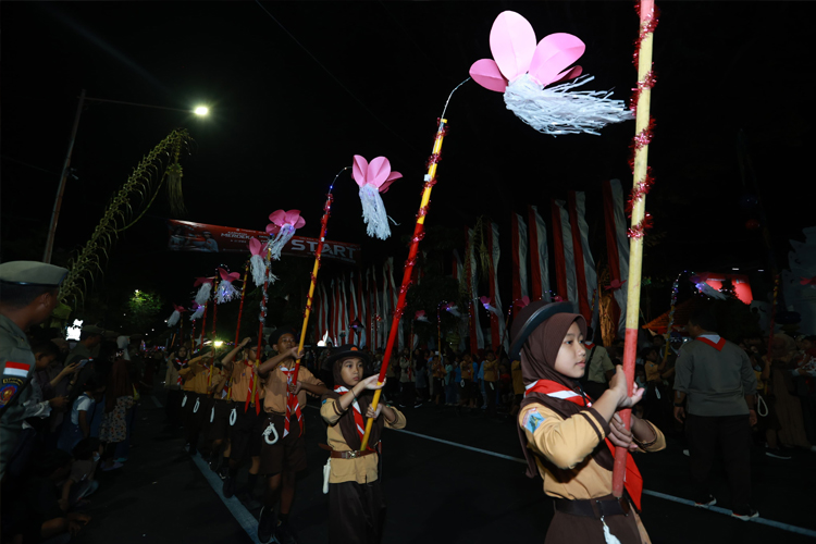 Pawai Lampion Banyuwangi Meriahkan Malam Kemerdekaan, Ratusan Pramuka Tampil Memukau