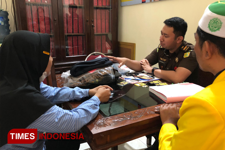 Penyerahan tersangka dan bukti-bukti dari kepolisian kepada jaksa penuntut umum. (Foto: Kejaksaan for TIMES Indonesia)