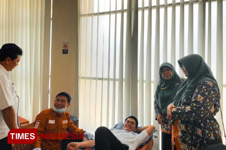 Direktur RSUD RAA Tjokronegoro, dr Donny Prihartanto, saat diambil darahnya. (Foto: Hery Priyantono/TIMES Indonesia)