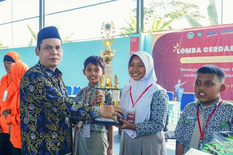 Penyerahan tetapi penghargaan bagi para pemenang lomba cerdas cermat oleh Ketua STKIP PGRI Pacitan, Dr Mukodi. (Foto: STKIP for TIMES Indonesia)