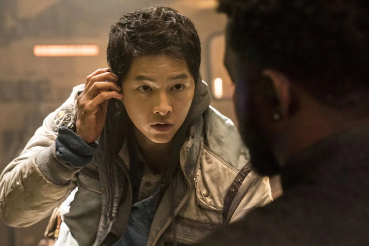 Song Joong-ki saat membintangi film Space Sweepers. (Foto: Netflix)
