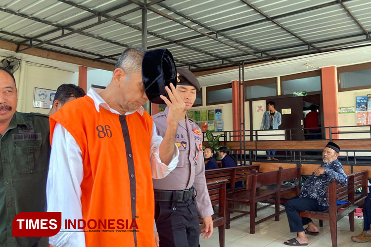 Terdakwa kasus mutilasi, James Lodewyk Tomatala saat berjalan menuju sel tahanan PN Malang usai menjalani persidangan. (Foto: Rizky Kurniawan Pratama/TIMES Indonesia)