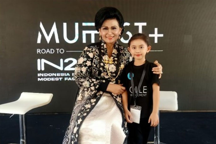 Vanessa Chelsea Sabrina mendapat apresiasi dari Ibu Nanik Istumawati yang merupakan istri dari Menteri Koordinator Politik dan Hukum dan Keamanan Republik Indonesia, Hadi Tjahjanto (Foto: Jaya)