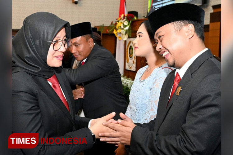 Abdul Ghofur, si anak petani Kalibaru, saat dilantik kembali menjadi anggota DPRD Banyuwangi. (Foto : Syamsul Arifin/TIMES Indonesia)