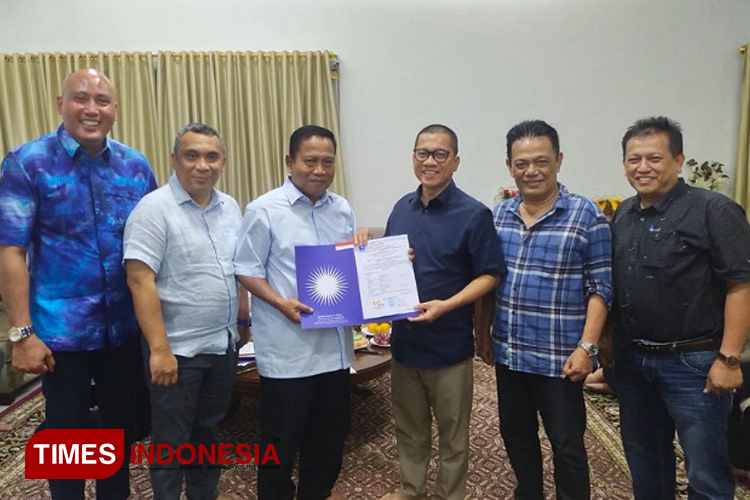 Penyerahan formulir B1KWK dari DPP PAN ke Citra Pitriyami-Ino Darsono diterima langsung Ino Darsono (FOTO: Syamsul Ma'arif/TIMES Indonesia)