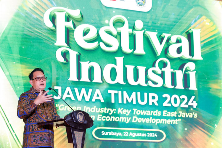 Pj Gubernur Adhy membuka Festival Industri Jawa Timur 2024 di Hotel Mercure Grand Mirama Surabaya, Kamis (22/8/2024). (FOTO: Dok. Humas Pemprov Jatim)