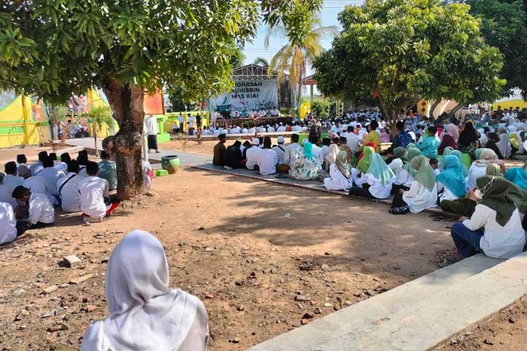 Suasana pelaksanaan Istigasah Muhibbin Mas Kiai mendesak PPP mengeluarkan rekom, Kamis (22/08/2024) di area Asta Tinggi, Kabupaten Sumenep. (Foto: Istimewa)