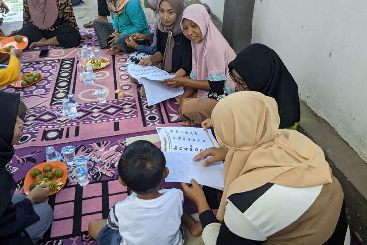 Pemberian materi mengenai kesehatan reproduksi dan buta aksara yang bekerjasama dengan pihak Desa Grenden, Jember pada Minggu (4/8/2024). (Foto: Istimewa)