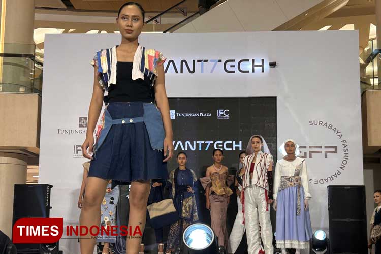 Model menampilkan salah satu looks karya desainer dalam acara press conference Surabaya Fashion Parade 2024 di Atrium Tunjungan Plaza Surabaya, Kamis (22/8/2024). (Foto: Lely Yuana/TIMES Indonesia)