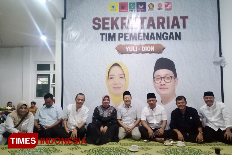 Yuli Hastuti saat duduk bersama sejumlah Tokoh Koalisi Guyub Rukun di Kantor Sekretariat Pemenangan Yuli - Dion. (FOTO: Hery Priyantono/ TIMES Indonesia)