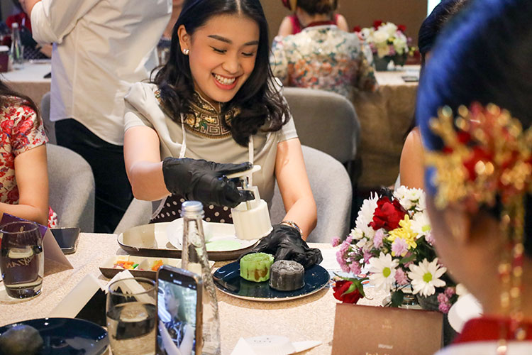 Keseruan perayaan festival pertengahan musim gugur di Xiang Fu Hai Restaurant Vasa Hotel Surabaya. (Foto: Dok.Vasa Hotel Surabaya)
