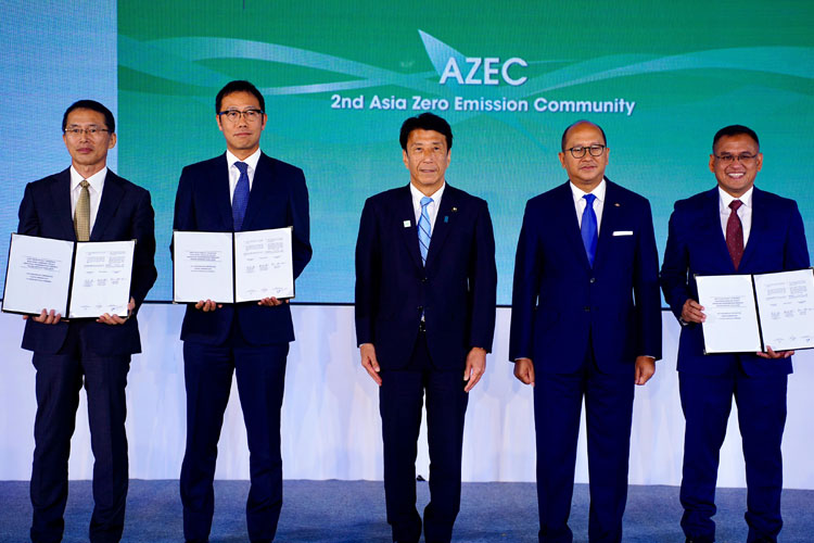 Direktur Utama Pupuk Indonesia, Rahmad Pribadi bersama dengan Presiden dan COO ITOCHU, Keita Ishii serta Presiden dan CEO TOYO, Eiji Hosoi pada 2nd AZEC Ministerial Meeting dalam acara GAIA di Jakarta, Rabu (21/08/24). (Foto: Pupuk Indonesia)