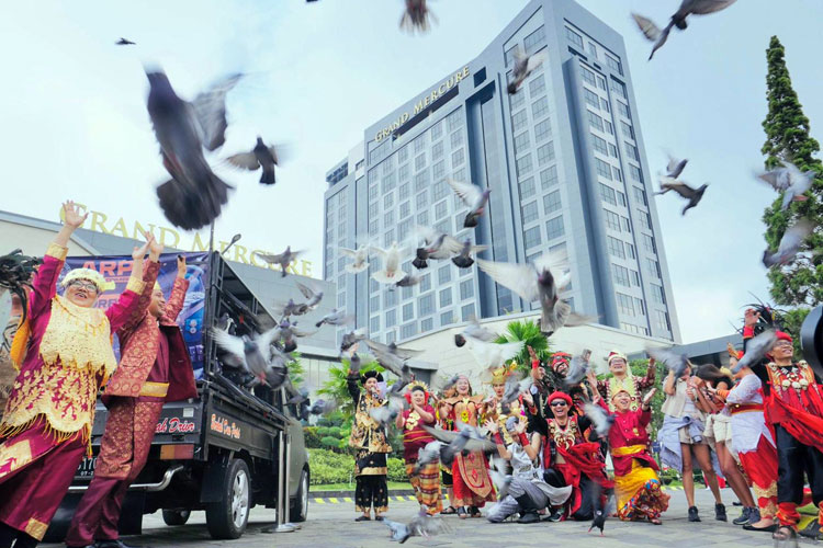 Karyawan Grand Mercure Malang Mirama merayakan puncak peringatan Hari Kemerdekaan RI ke-79 dengan penuh semangat dan kreativitas. (Foto: Grand Mercure Malang)