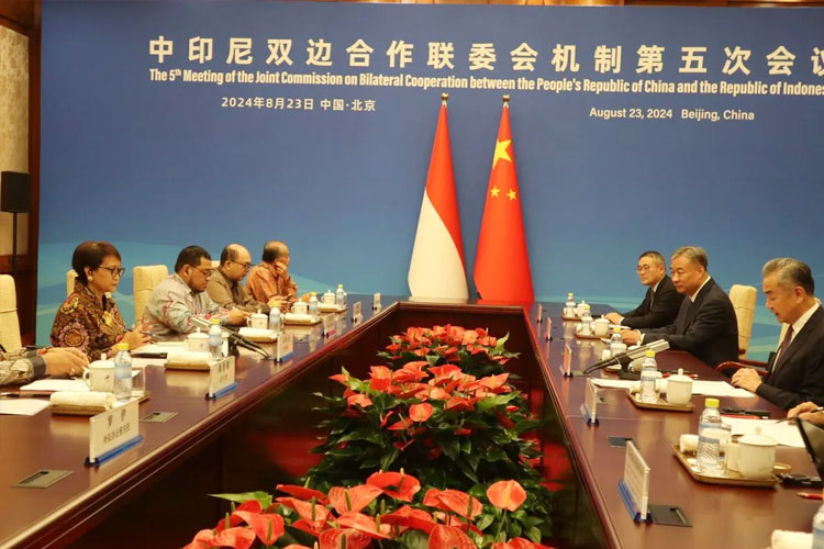 Menteri Luar Negeri Retno Marsudi bertemu dengan Menteri Luar Negeri China Wang Yi dalam kerangka Komisi Bersama Kerja Sama Bilateral (Joint Commission for Bilateral Cooperation atau JCBC) ke-5 di Wisma Negara Diaoyutai, Beijing, China pada Jumat (23