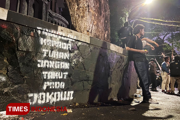 Massa-aksi-demo-Tolak-Revisi-UU-Pilkada-2.jpg