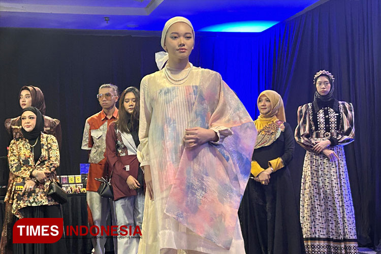 Salah satu koleksi Beaute d'ete dari Maima tampil dalam ajang Surabaya Fashion Parade (SFP) 2024 di Chameleon Hall Tunjungan Plaza Surabaya, Jumat (23/8/2024). (FOTO: Lely Yuana/TIMES Indonesia)