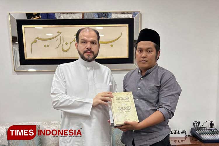 Iskandar saat menemui ulama Istanbul, Syekh Muhyiddin bin Muhammad Awwamah. (FOTO: Yusuf Arifai/TIMES Indonesia)