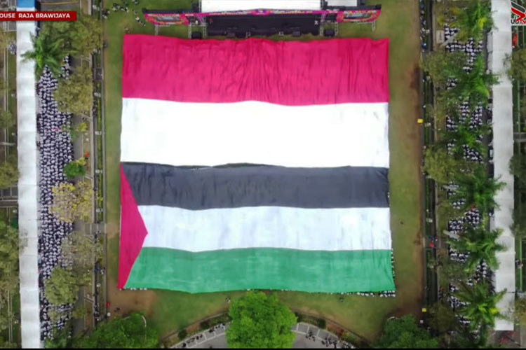 Bendera Raksasa Indonesia dan Palestina Dibentangkan di Universitas Brawijaya