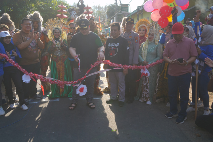Bupati Kediri potong pita pemberangkatan karnaval Kecamatan Banyakan. (Foto: Diskominfo Kabupaten Kediri for TIMES Indonesia)
