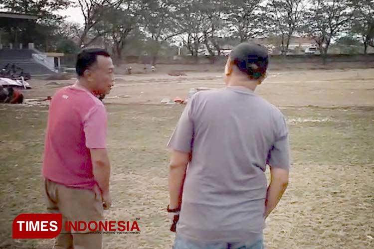 Bupati Sugiri Sancoko saat meninjau penanaman rumput stadion GBK Ponorogo. (Foto:Marhaban/TIMES Indonesia)