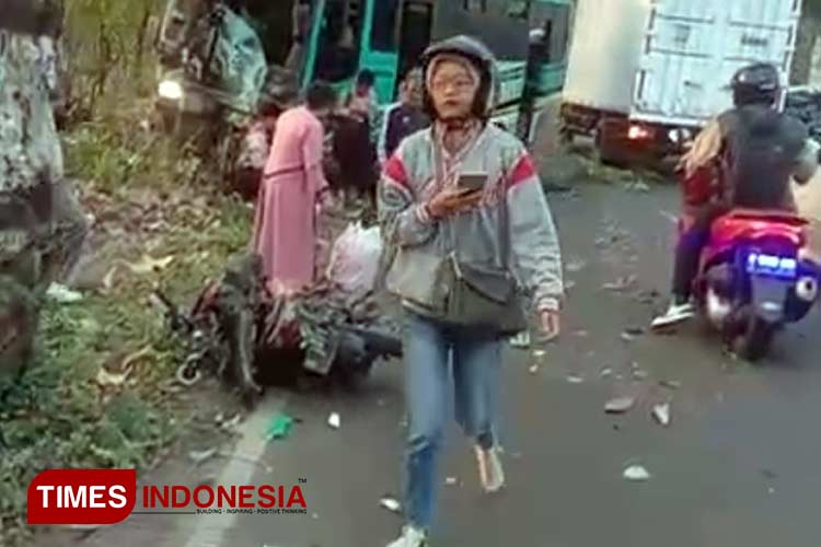 Bus-Hantam-Dua-Sepeda-Motor-di-Pemalang-b.jpg