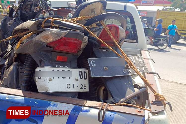 Sepeda motor nampak ringsek setelah tertabrak minibus. (Foto: Ragil/TIMES Indonesia)