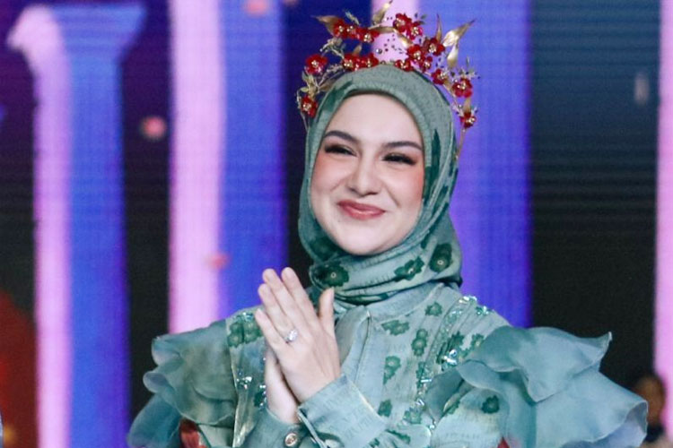 Pesona Hijab Flowy dan Shimmer yang Tetap Memikat