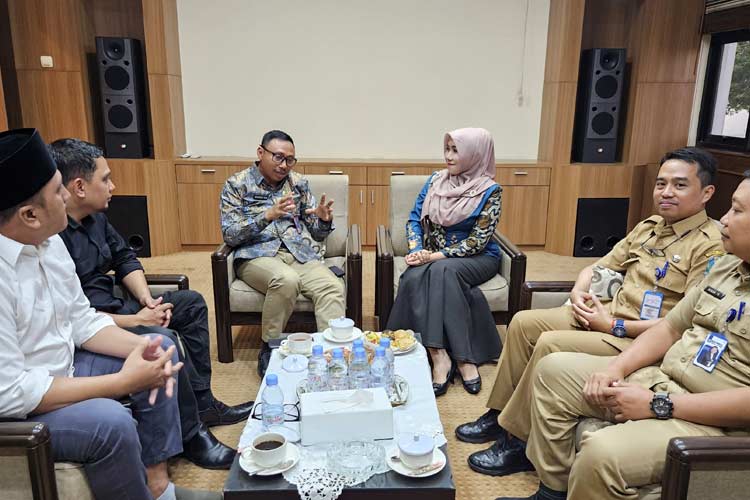 kepala Bappeda Pemprov Jatim, Mohammad Yasin menjelaskan kepada  Dr. Lia Istifhama, M.E.I terkait defisit anggaran tahun 2025(dok sahabat ning lia)