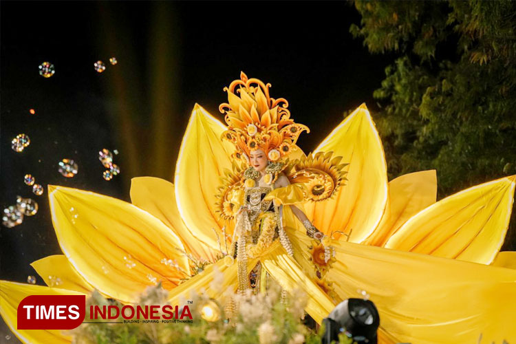 Penampilan Kontingen PT Gudang Garam di Kediri Nite Carnival 2024. (FOTO: PT Gudang Garam for TIMES Indonesia) 