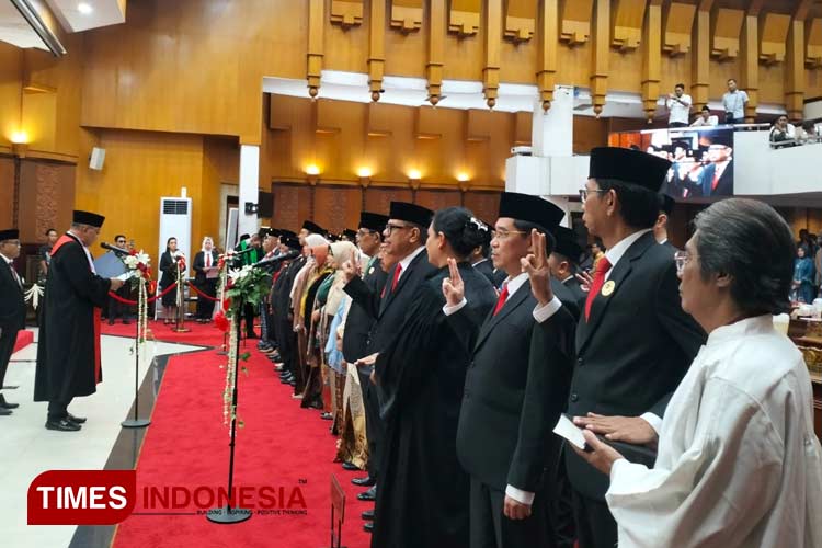 Sumpah jabatan yang dilakukan 50 anggota DPRD Surabaya masa jabatan 2024-2029. (Foto: Siti Nur Faizah/TIMES Indonesia)