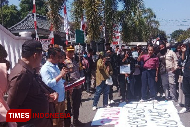 menemui-pendemo-2.jpg