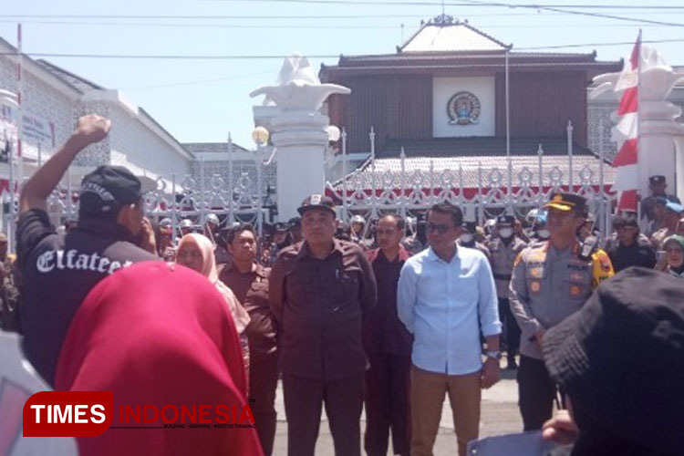 menemui-pendemo.jpg