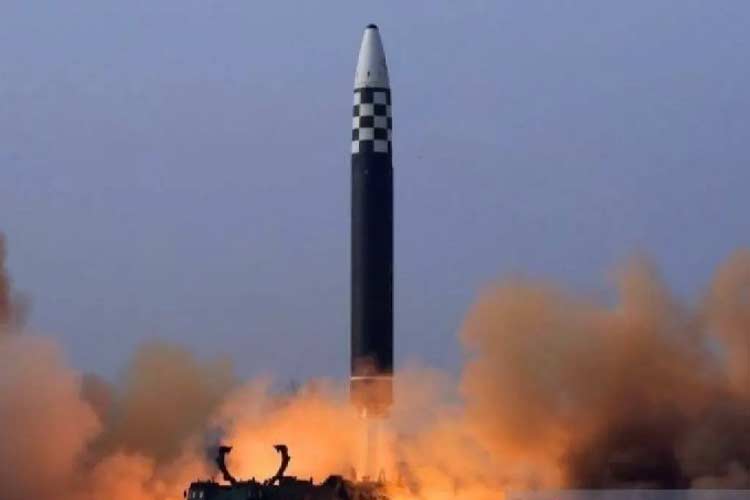 Arsip - Uji coba peluncuran rudal balistik antarbenua (ICBM) Hwasongpho-17 milik Korea Utara pada 25 Maret 2022. (FOTO: ANTARA/KCNA/HO via Xinhua/tm/am)